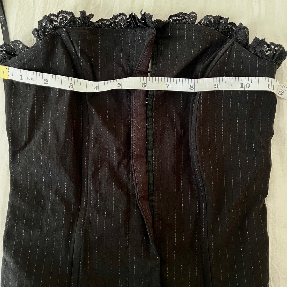 Black Lace-Trimmed Bodysuit - Picture 4 of 6